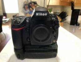 Nikon D700 12.1MP Digital SLR /w Nikon MB-...