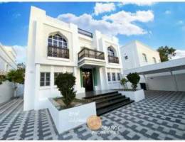 Spacious Villa For Rent In Shatti Qurum/ ف...