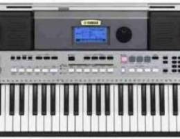 Yamaha PSR i455 with Hercules stand