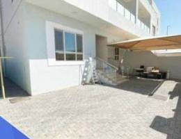 Beautiful 5 Bedrooms With Majlis + Maid Ro...