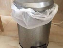 سلة مهملات / wastebasket