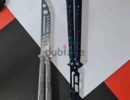 Butterfly knife (trainer) balisong

سكين الفراشة (غير حاده)