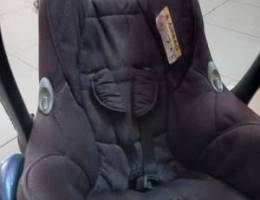 maxi-cosi baby car seat with isofix base and built in sun shade